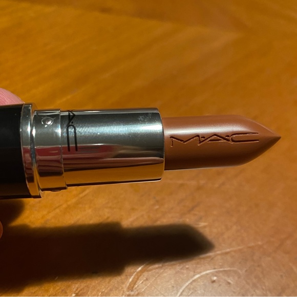 MAC Lustreglass Lipstick Femmomenom - Picture 9 of 16